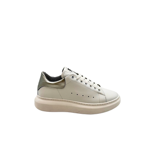 B68 Iconic White/Silver